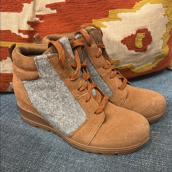 Sorel Women's Evie Ankle Lace Bootie - velvet tan and Gray 7 - Picture 2 of 7